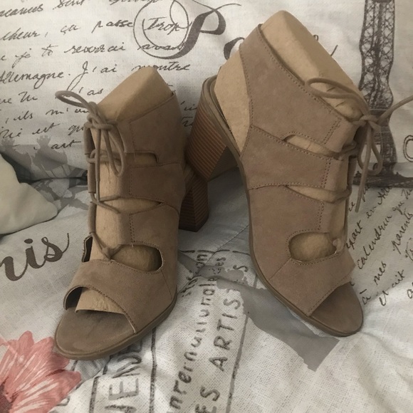 Time and Tru Shoes - Woman’s Beige sandals with lace up tie